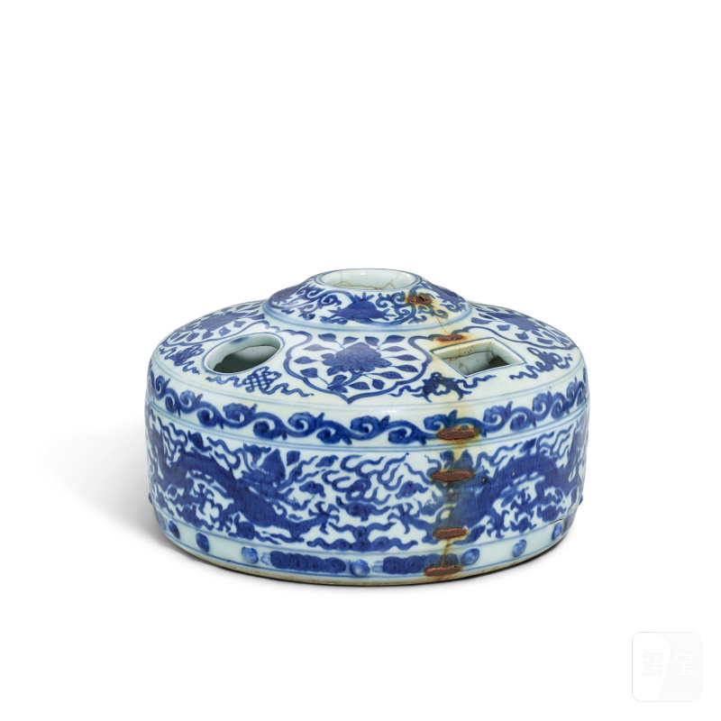 A blue and white 'dragon' stationery stand, Mark and period of Jiajing | 明嘉靖 青花花卉紋文具座 《大明嘉靖年製》款 - 图2